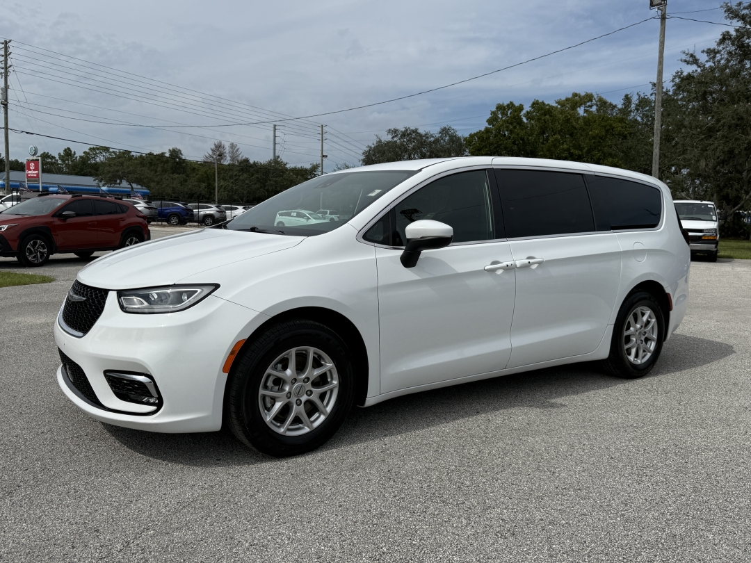 2023 Chrysler Pacifica Touring's photo