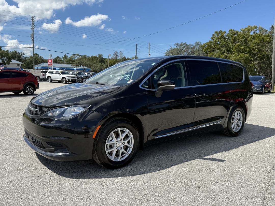 2023 Chrysler Voyager LX's photo