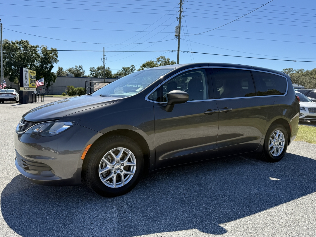 2020 Chrysler Voyager LX's photo