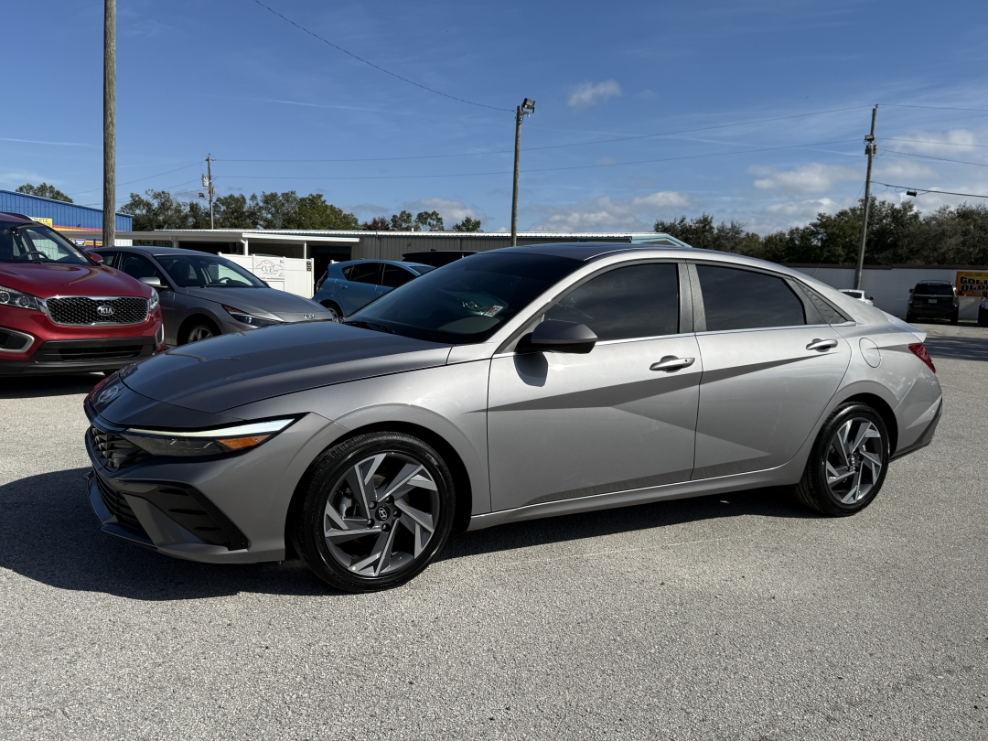 2025 Hyundai Elantra SEL's photo