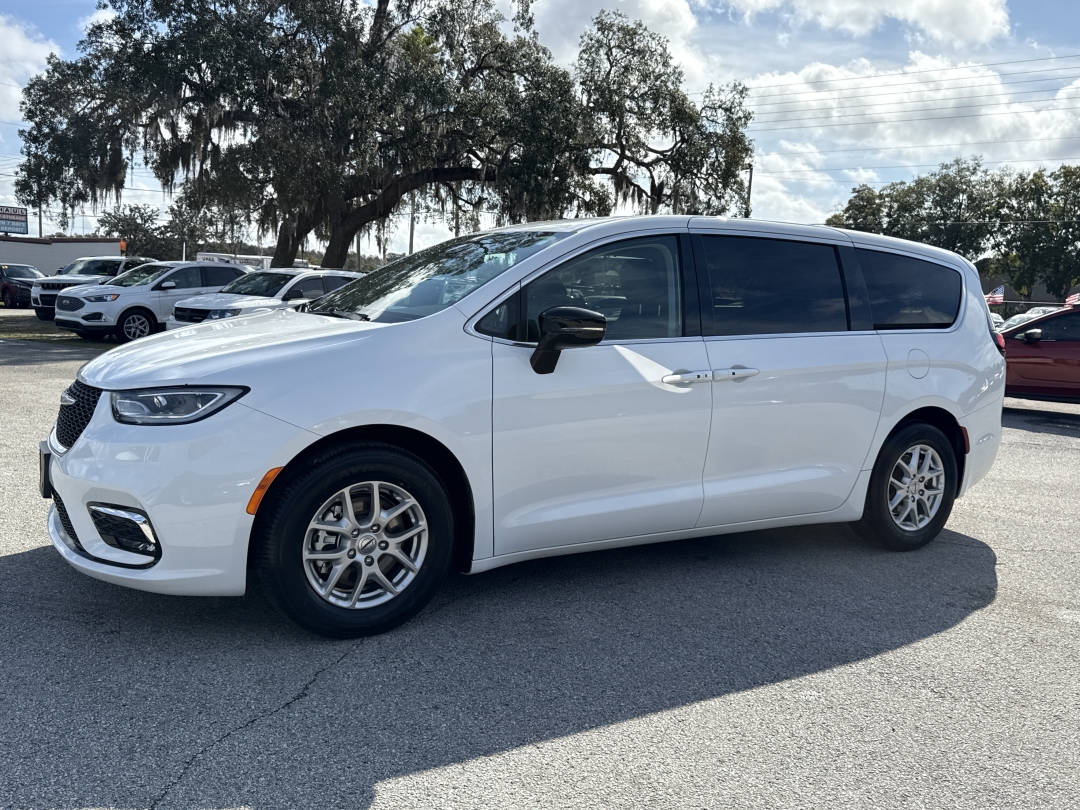 2024 Chrysler Pacifica Touring L's photo