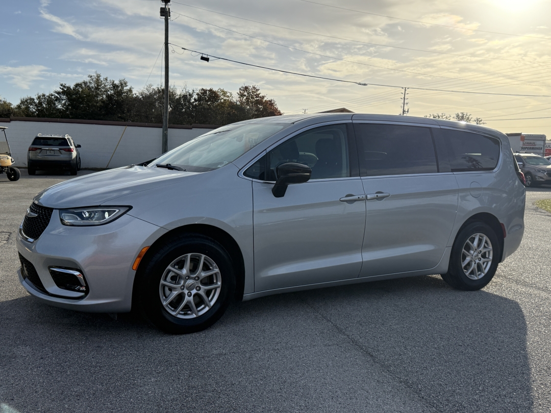 2024 Chrysler Pacifica Touring L's photo
