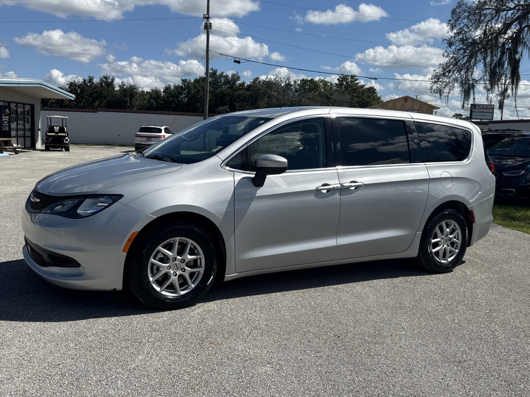2023 Chrysler Voyager LX